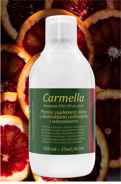 Butelka produktu Carmella na tle czerwonych pomarańczy sycylijskich.